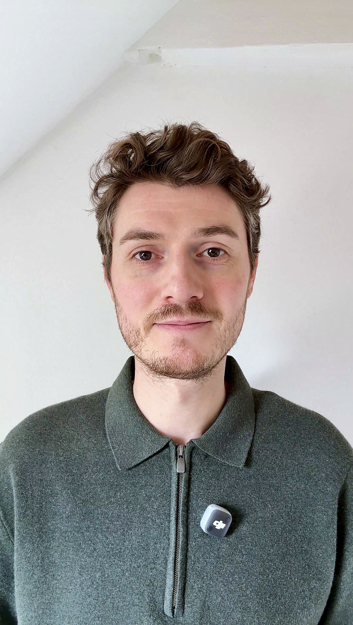 Portrait of Alexander in front of a light wall
